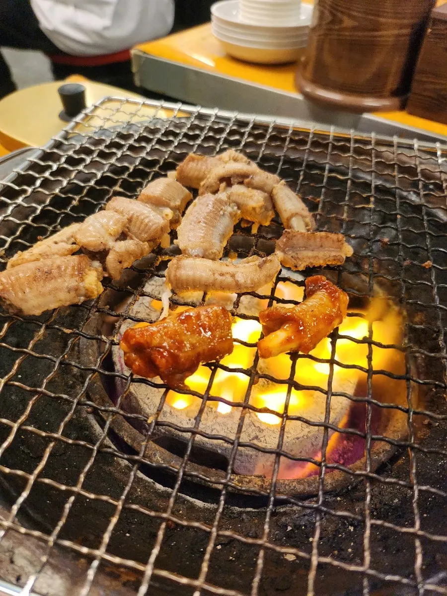 꼼장어 소금구이 한 점 집은 모습