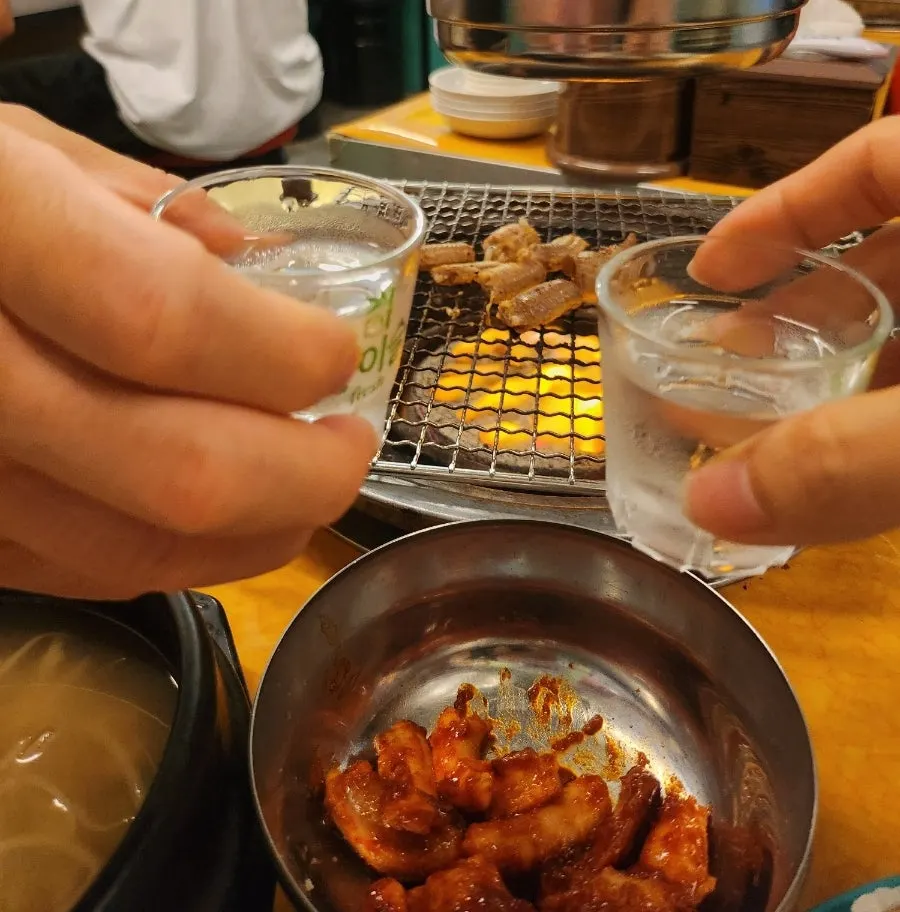 조개구이 안주와 술자리 상차림