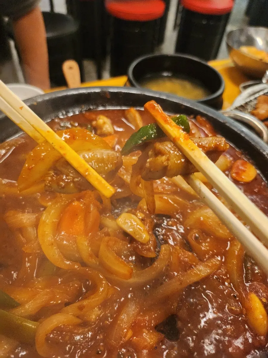 야채 가득한 산꼼장어 돌판볶음