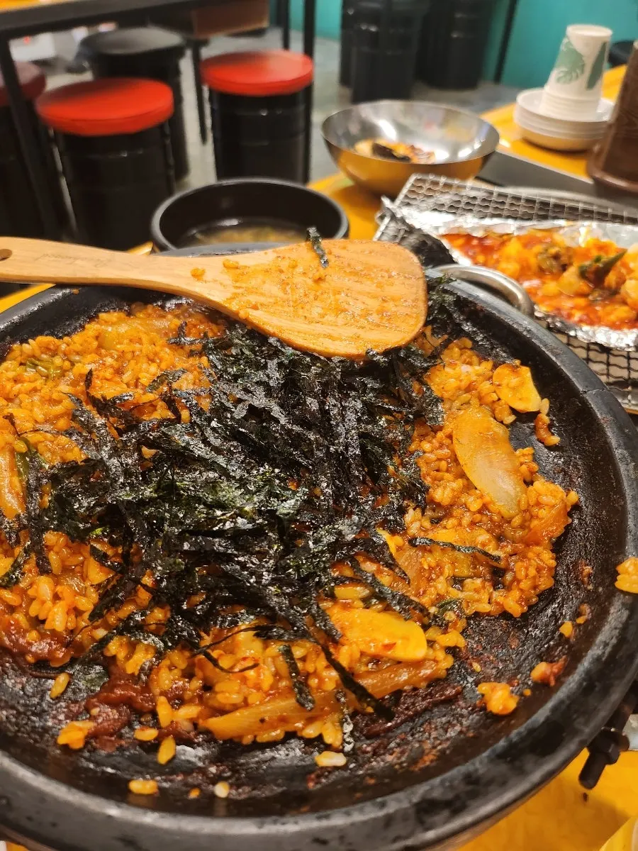 돌판볶음 양념과 꼼장어 한입