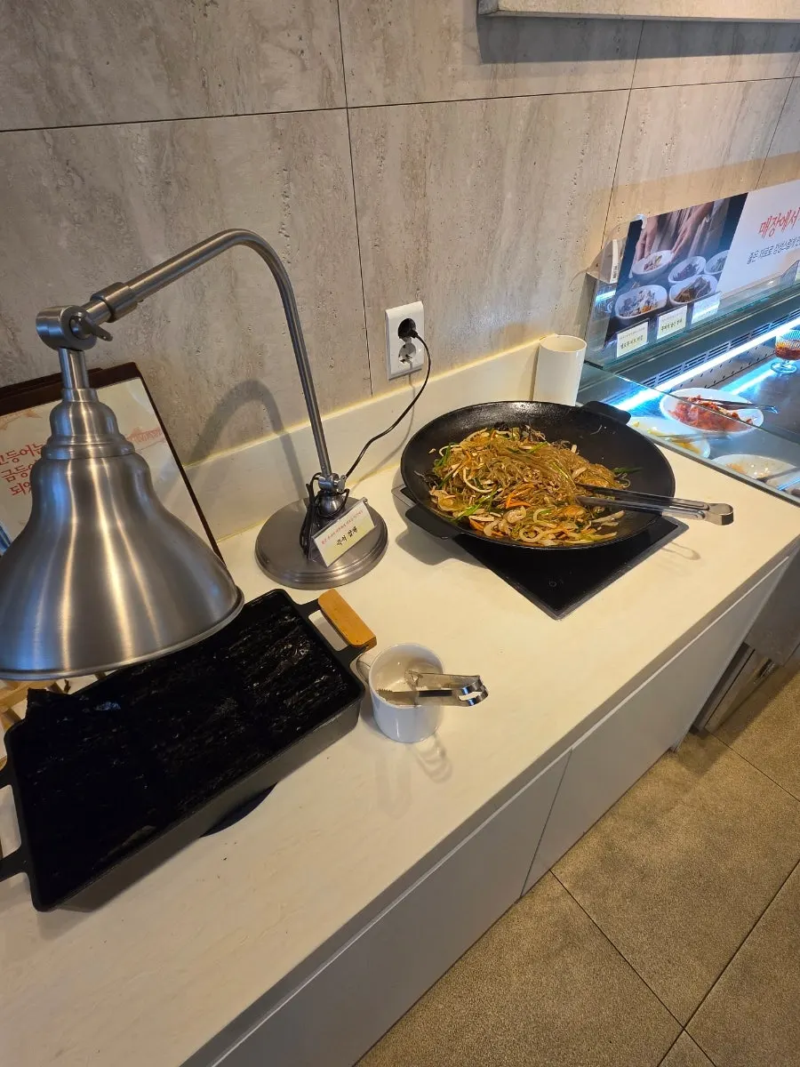 Side dishes prepared at the self-service bar