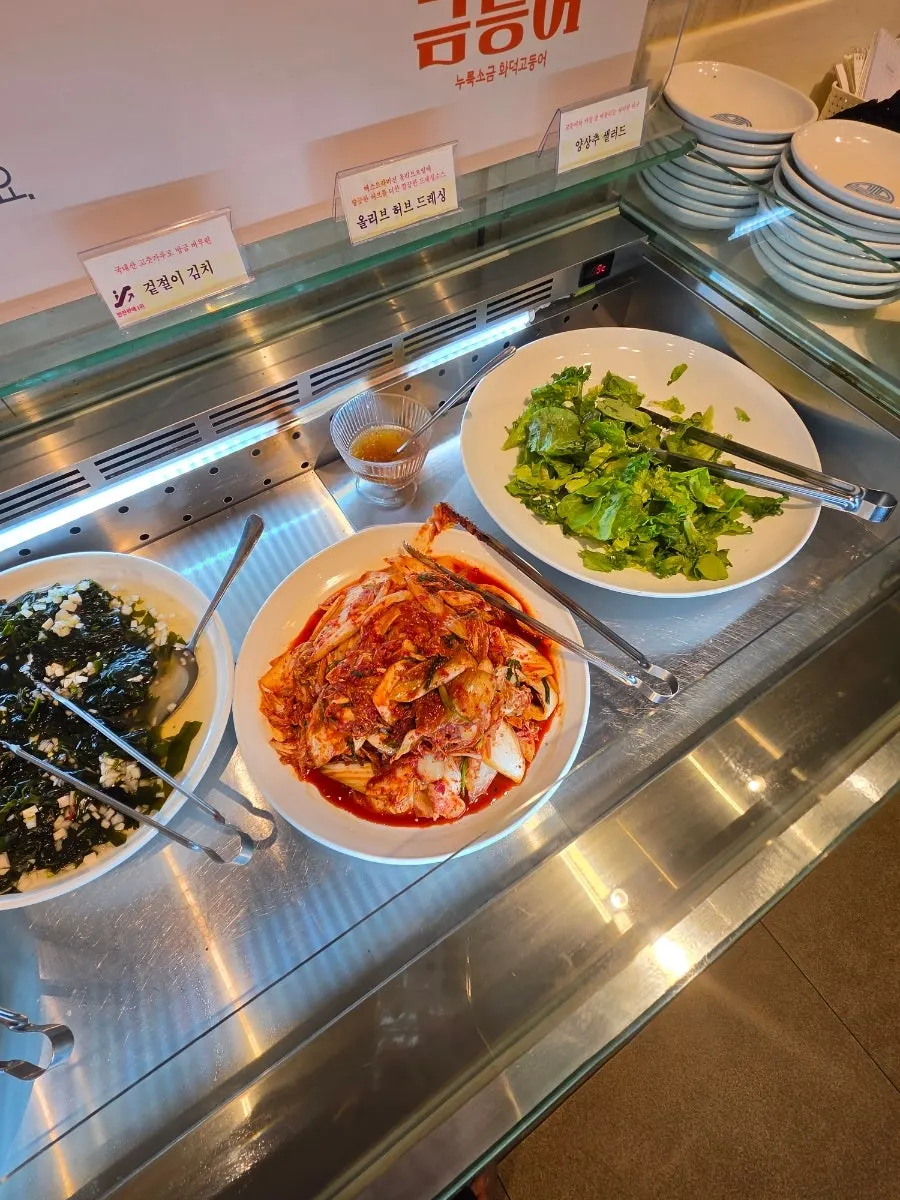 Extra side dishes at the self-service bar