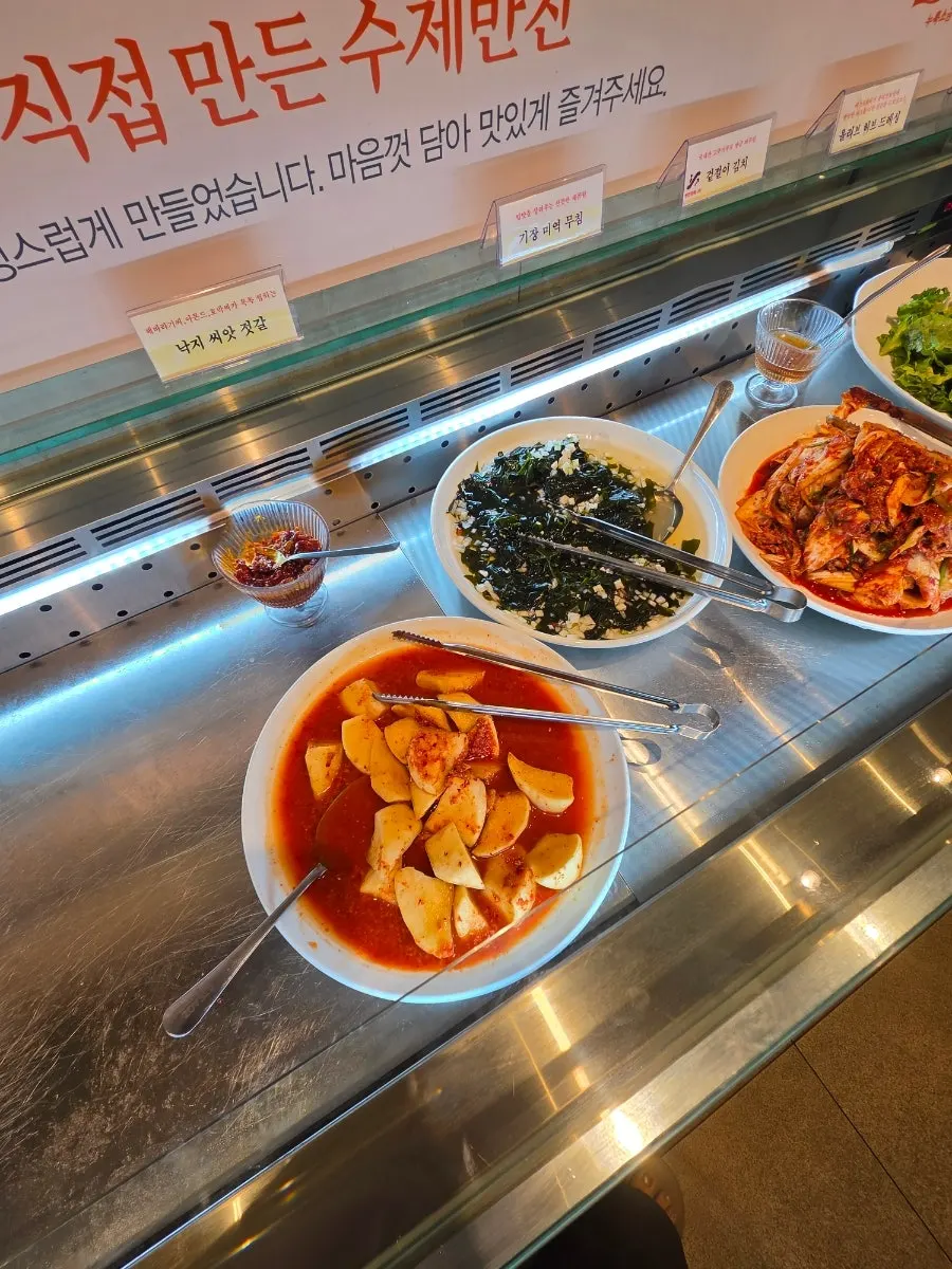 Korean set-meal side dishes and self-service bar