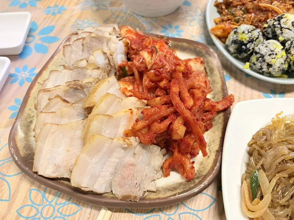 삼촌카세 첫 상차림 밑반찬