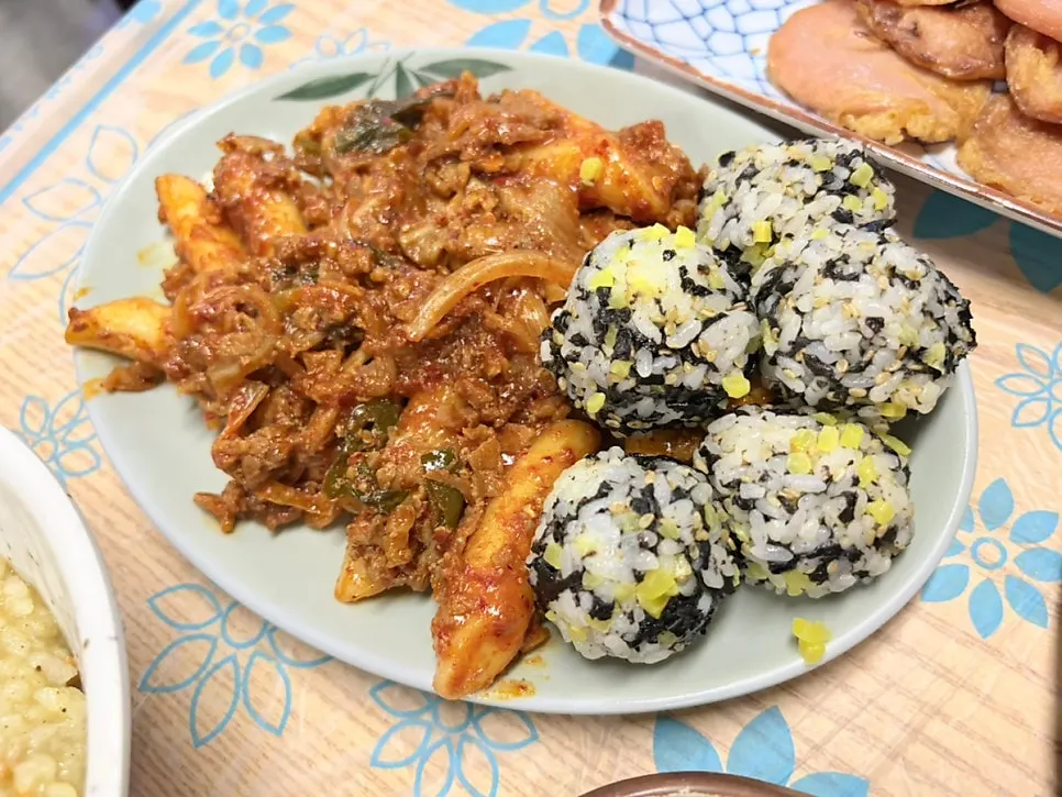 햄구이가 놓인 삼촌카세 상차림