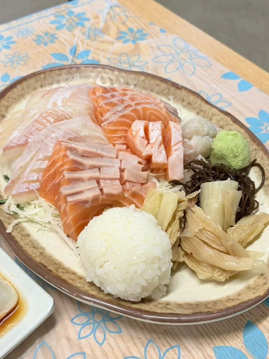 테이블 가득 차려진 삼촌카세 15종