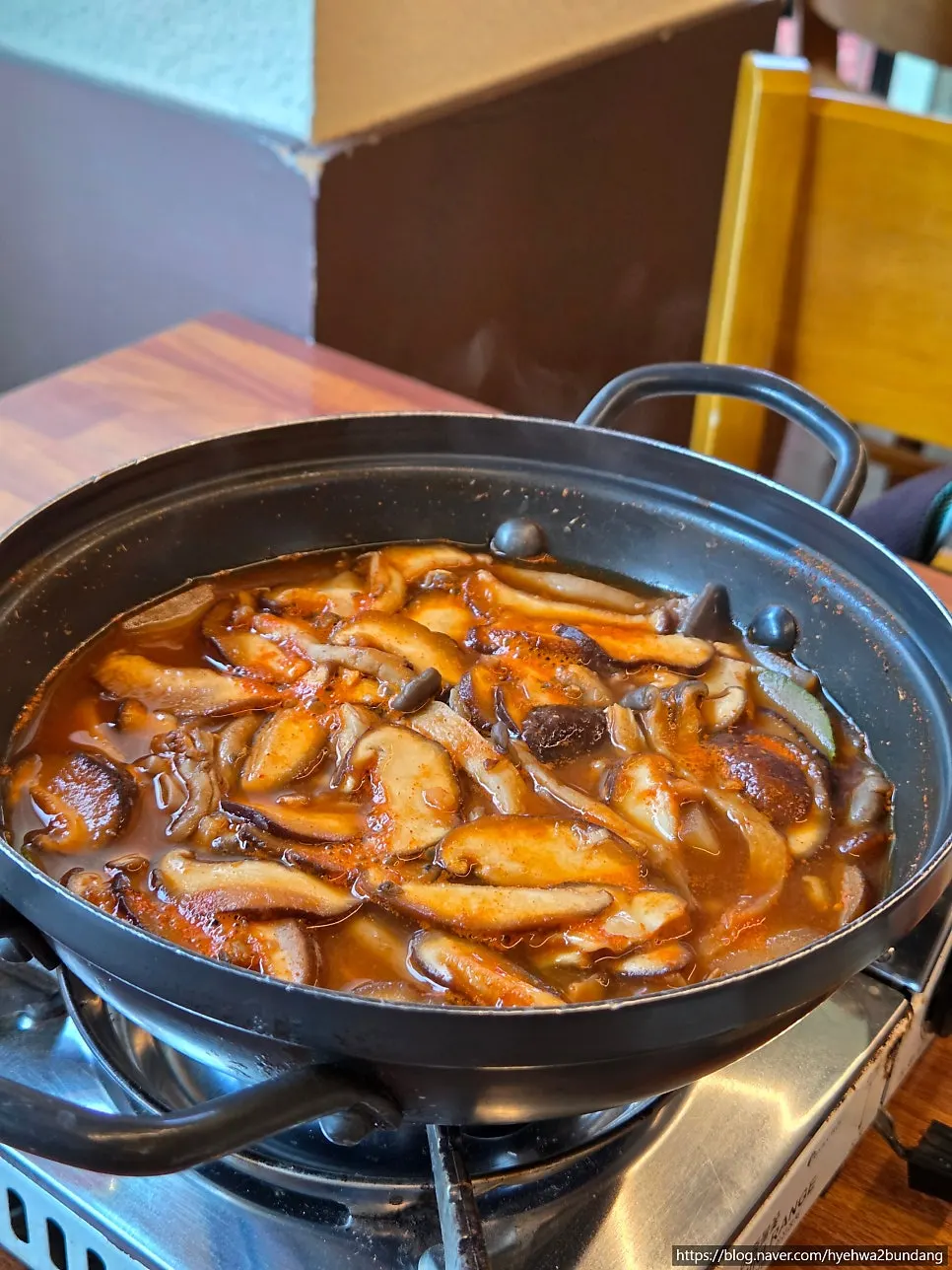 보글보글 끓는 버섯가득 된장찌개