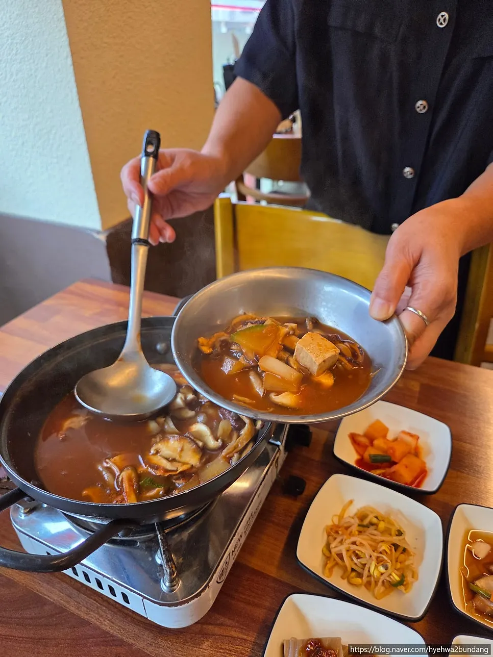 모둠버섯사리를 추가한 된장찌개