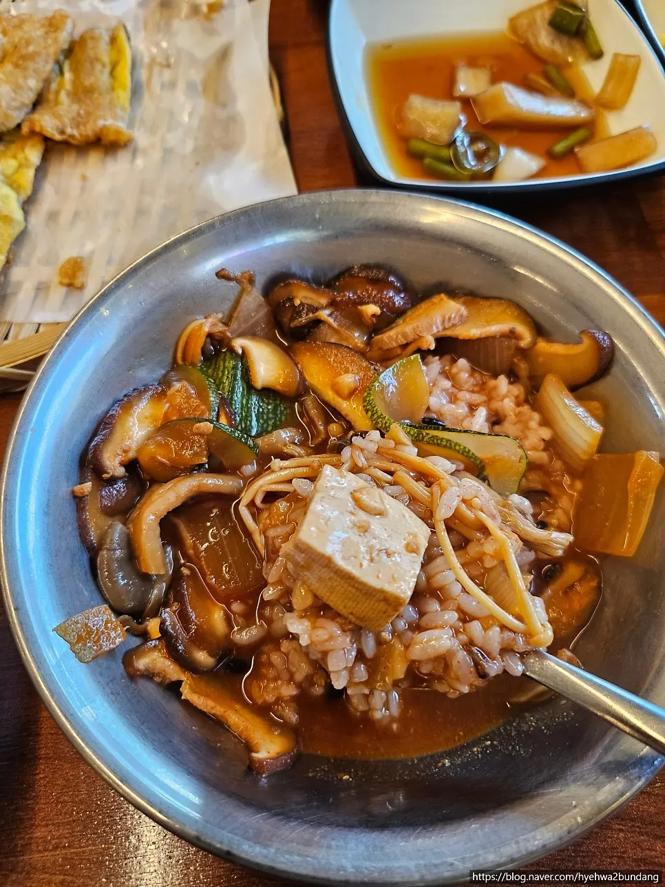 밥과 함께 먹는 버섯 된장찌개