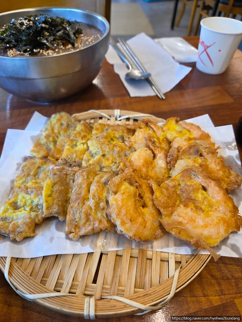 한 접시에 담긴 육새우전