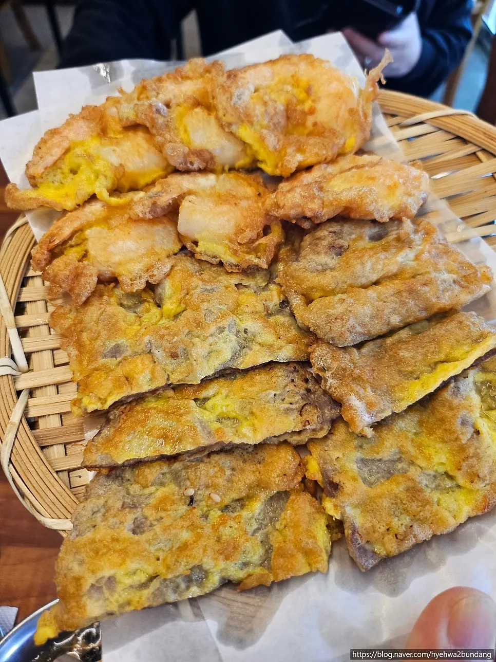 소고기 육전과 새우전이 함께 담긴 접시