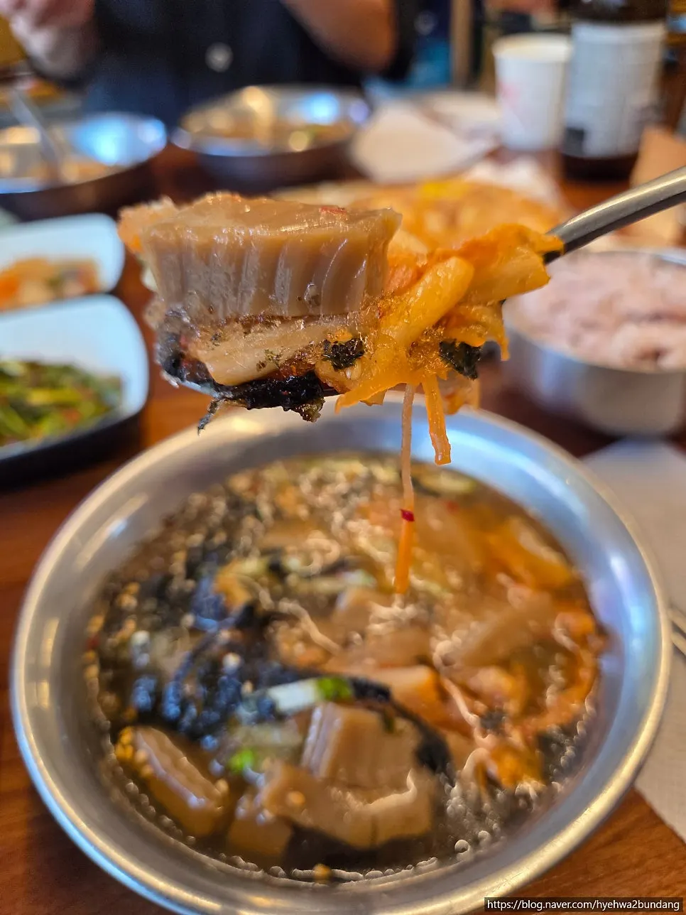 묵사발과 전을 함께 차린 테이블