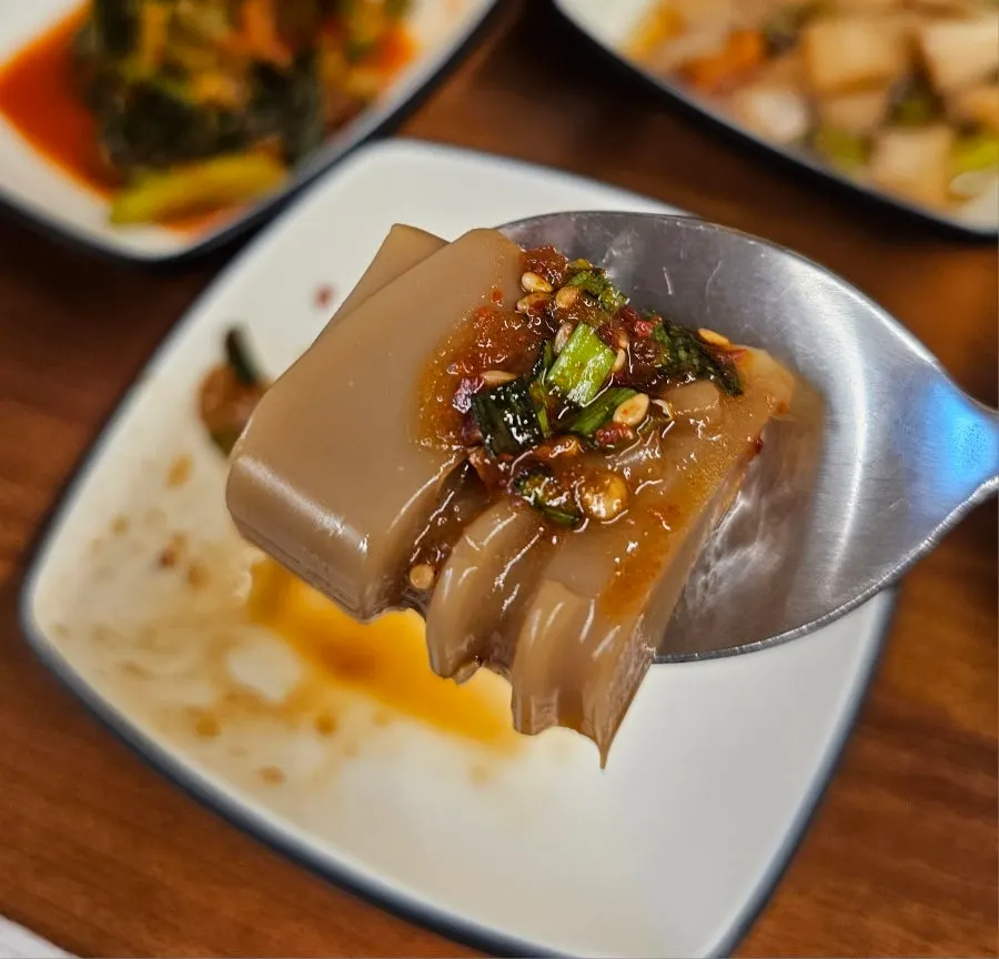 진된장 밑반찬이 깔린 테이블 상차림