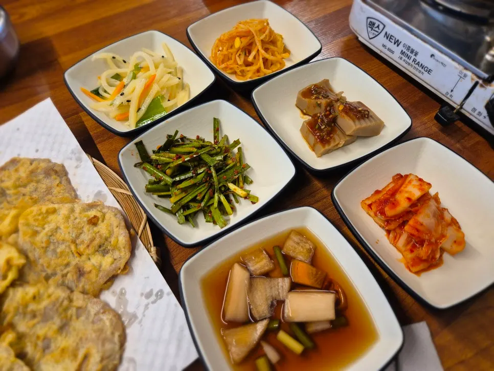묵과 나물무침, 감자볶음 등 기본 반찬 한상