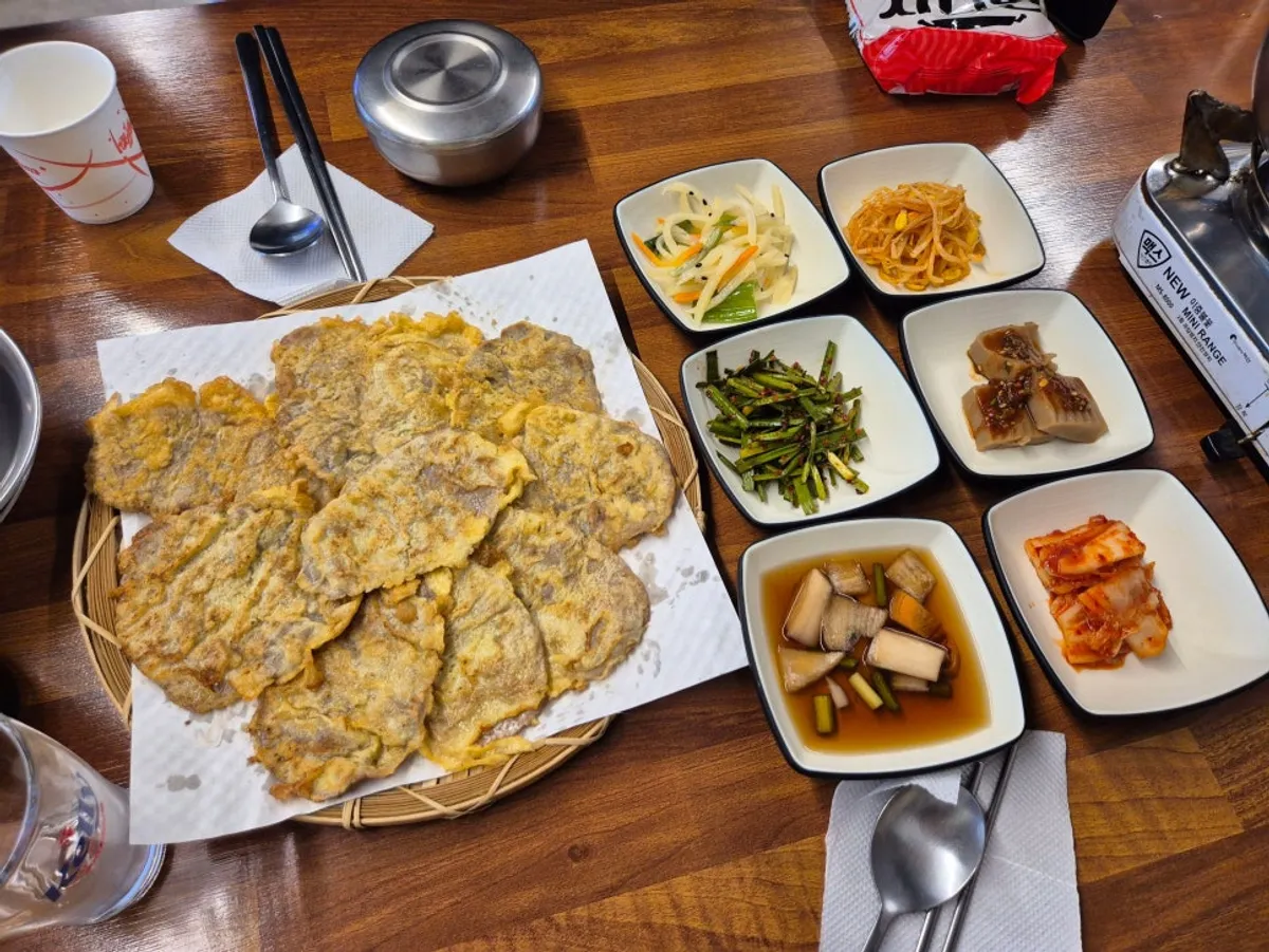 노릇하게 부쳐 나온 진된장 육전 한 접시