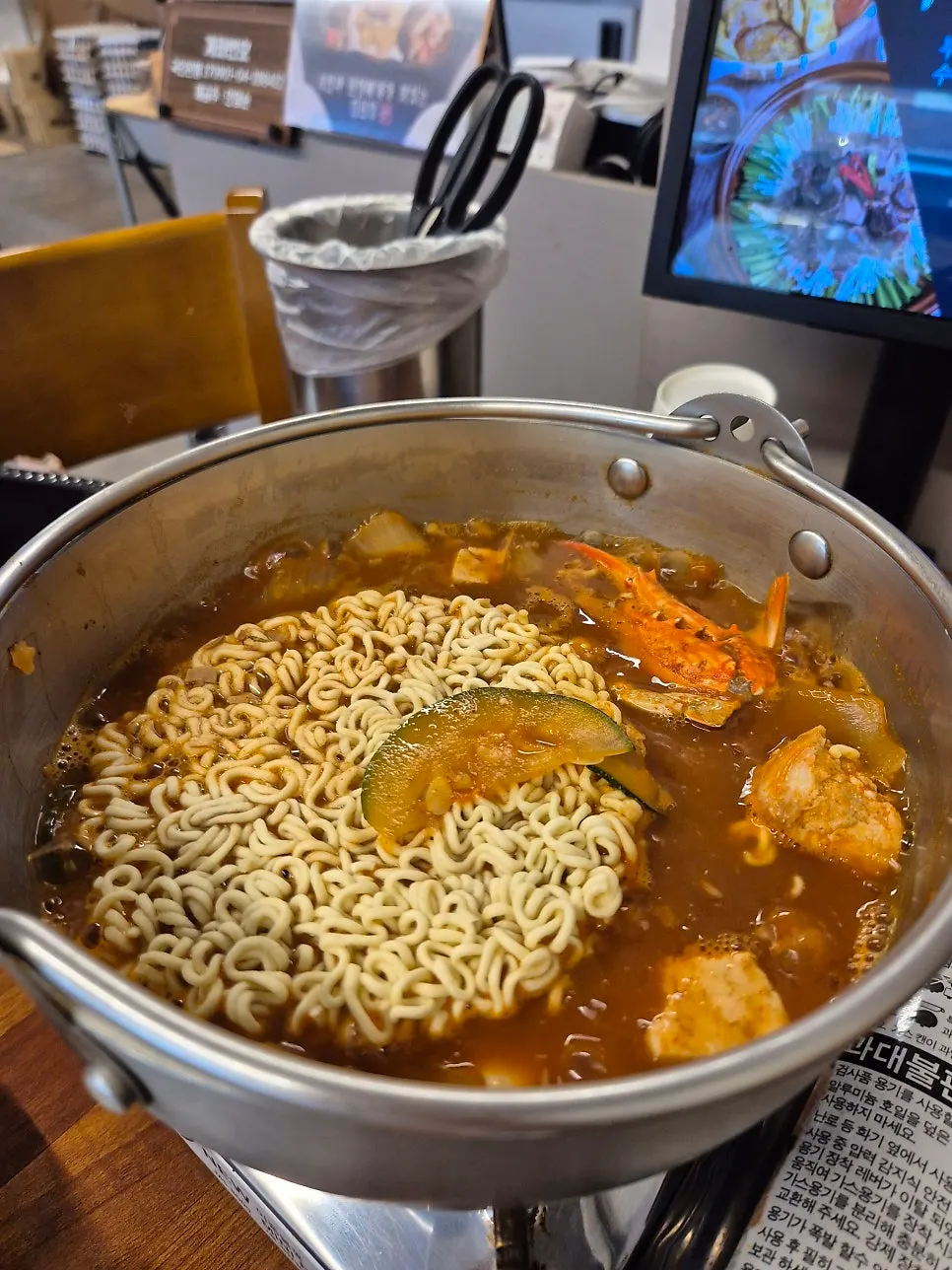 진한 국물의 새우된장찌개 클로즈업