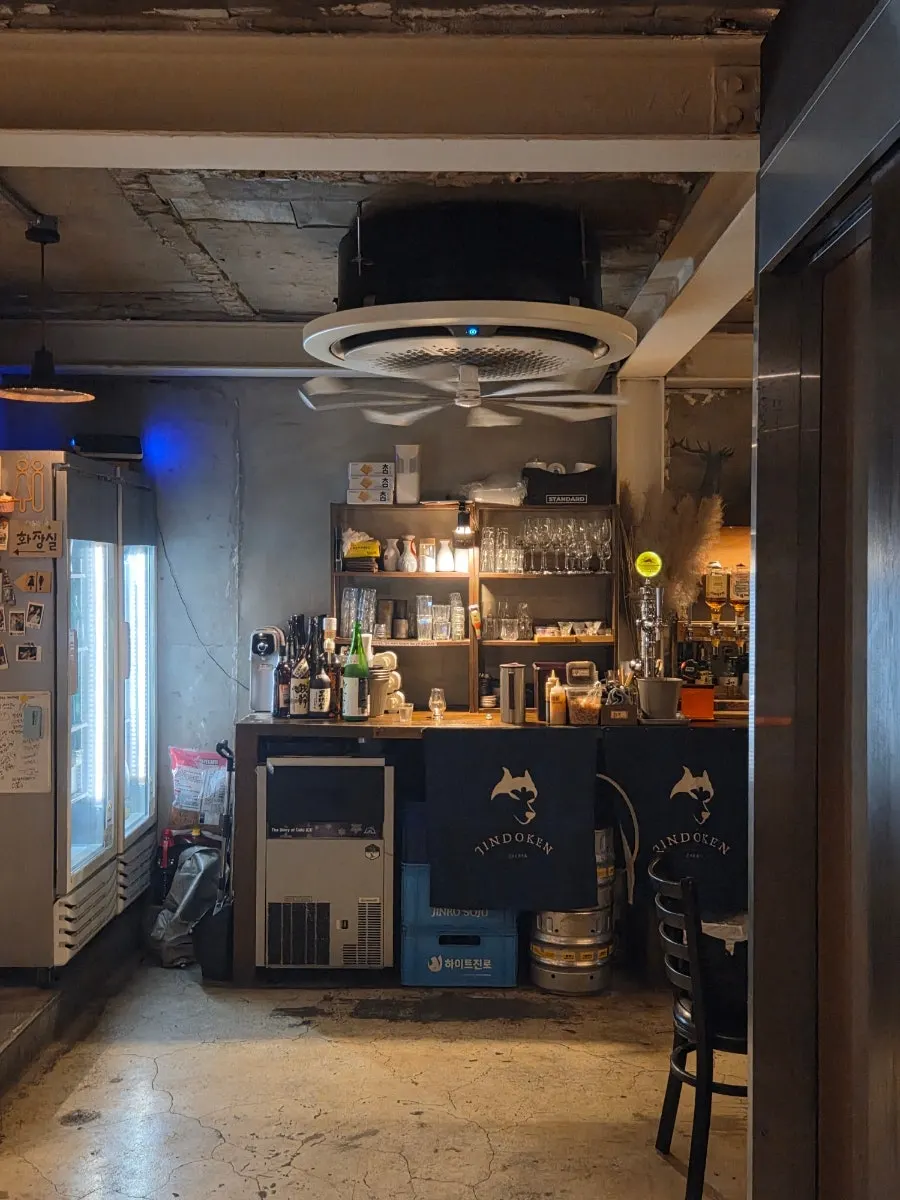 Interior of Jindoken Seongsu Branch split into two zones