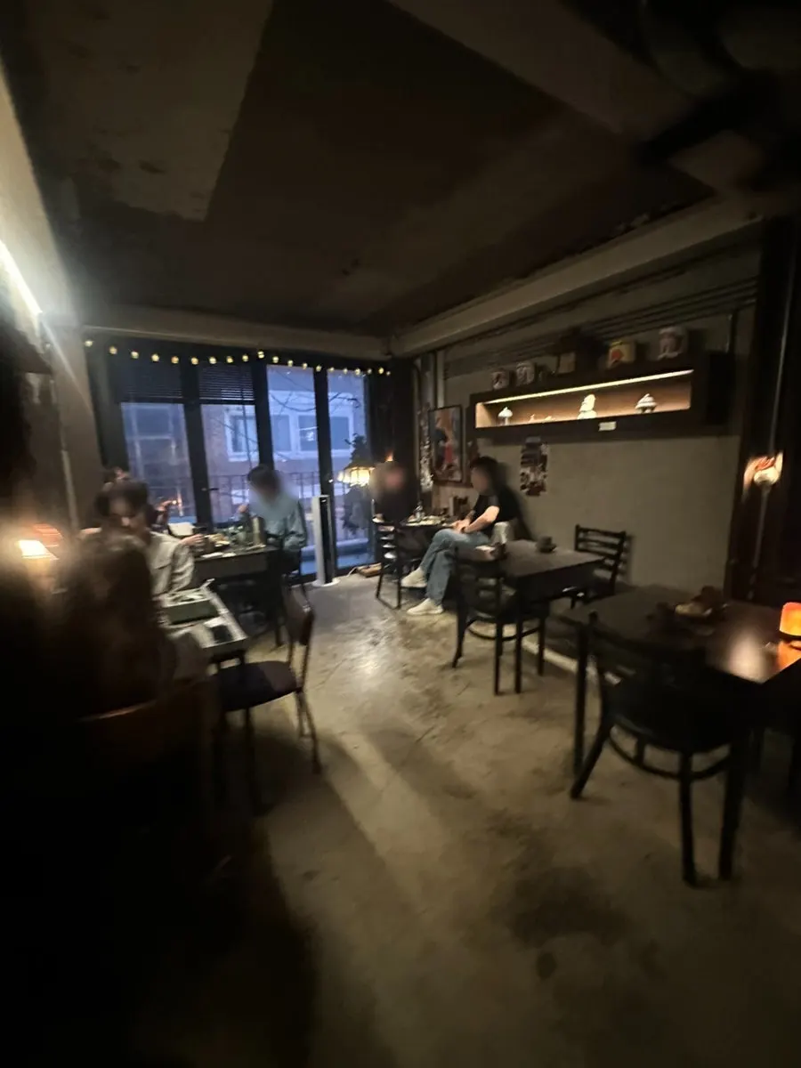 진돗개 소품이 놓인 진도켄 성수점 내부
