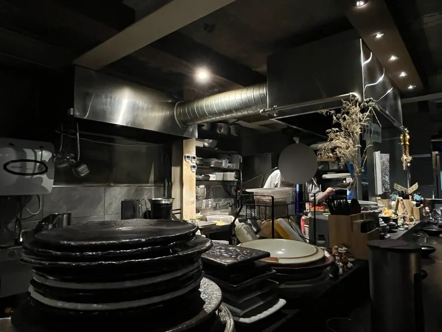 Counter seats at Jindoken Seongsu Branch with a view of the cooking area