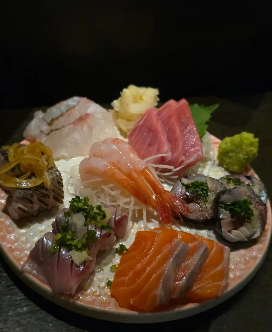Plate of 7-type assorted sashimi at Jindoken Seongsu Branch