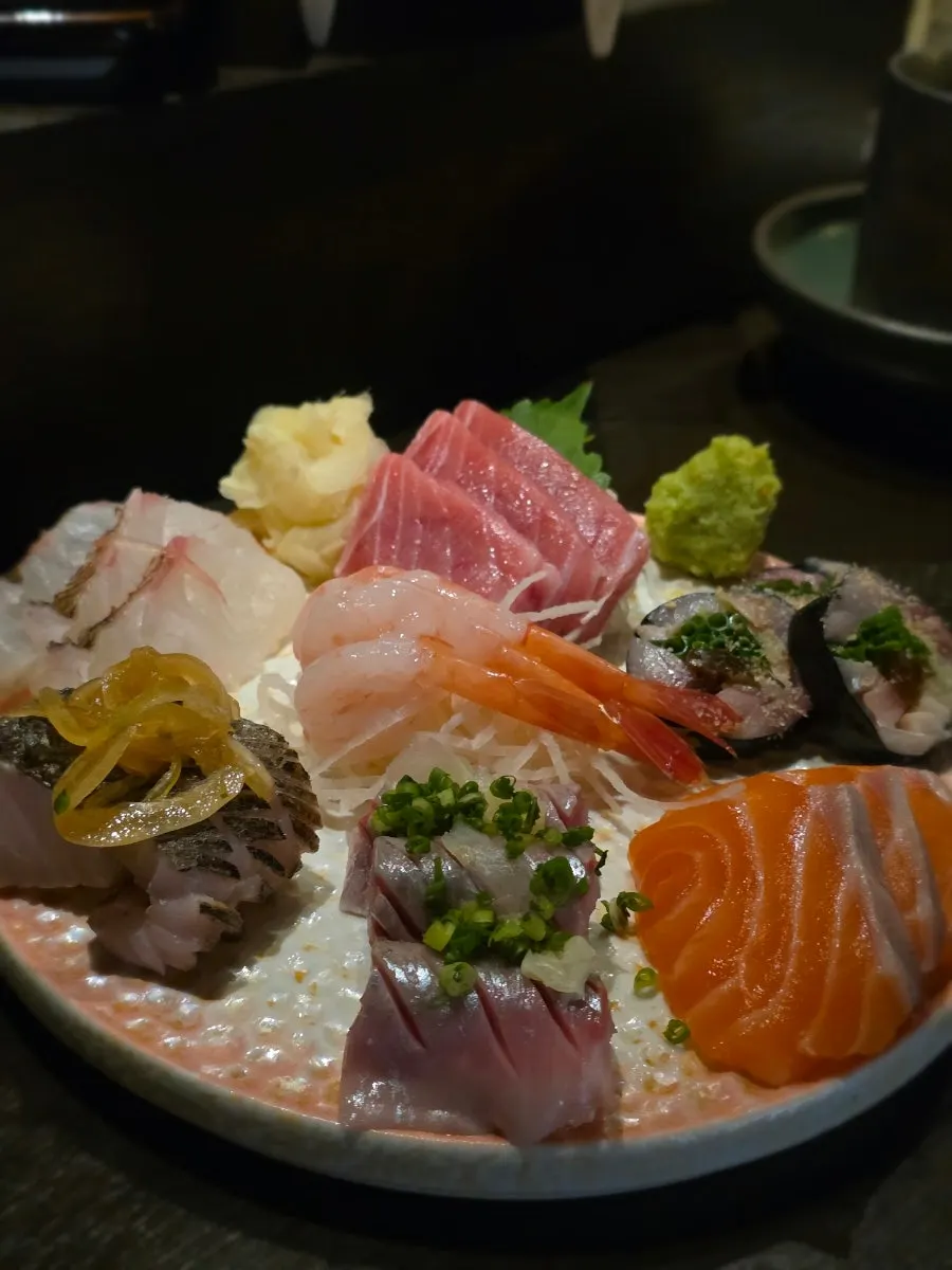Close-up of the 7-type assorted sashimi lineup