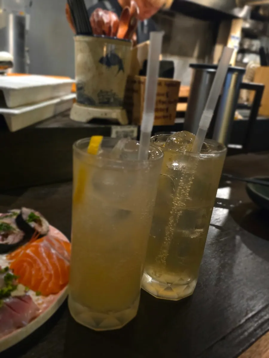 Grapefruit highball and Suntory highball, two glasses