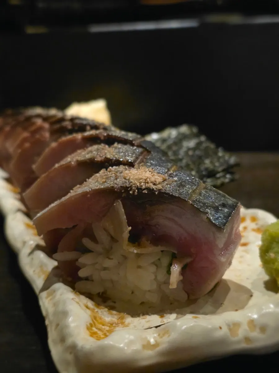 Photo comparing the size of the mackerel pressed sushi