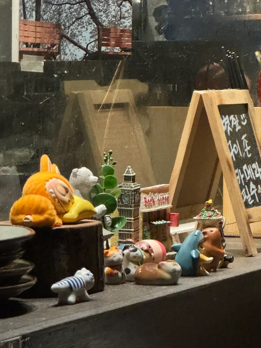 JINDOKEN 로고가 새겨진 포렴이 걸린 매장 내부