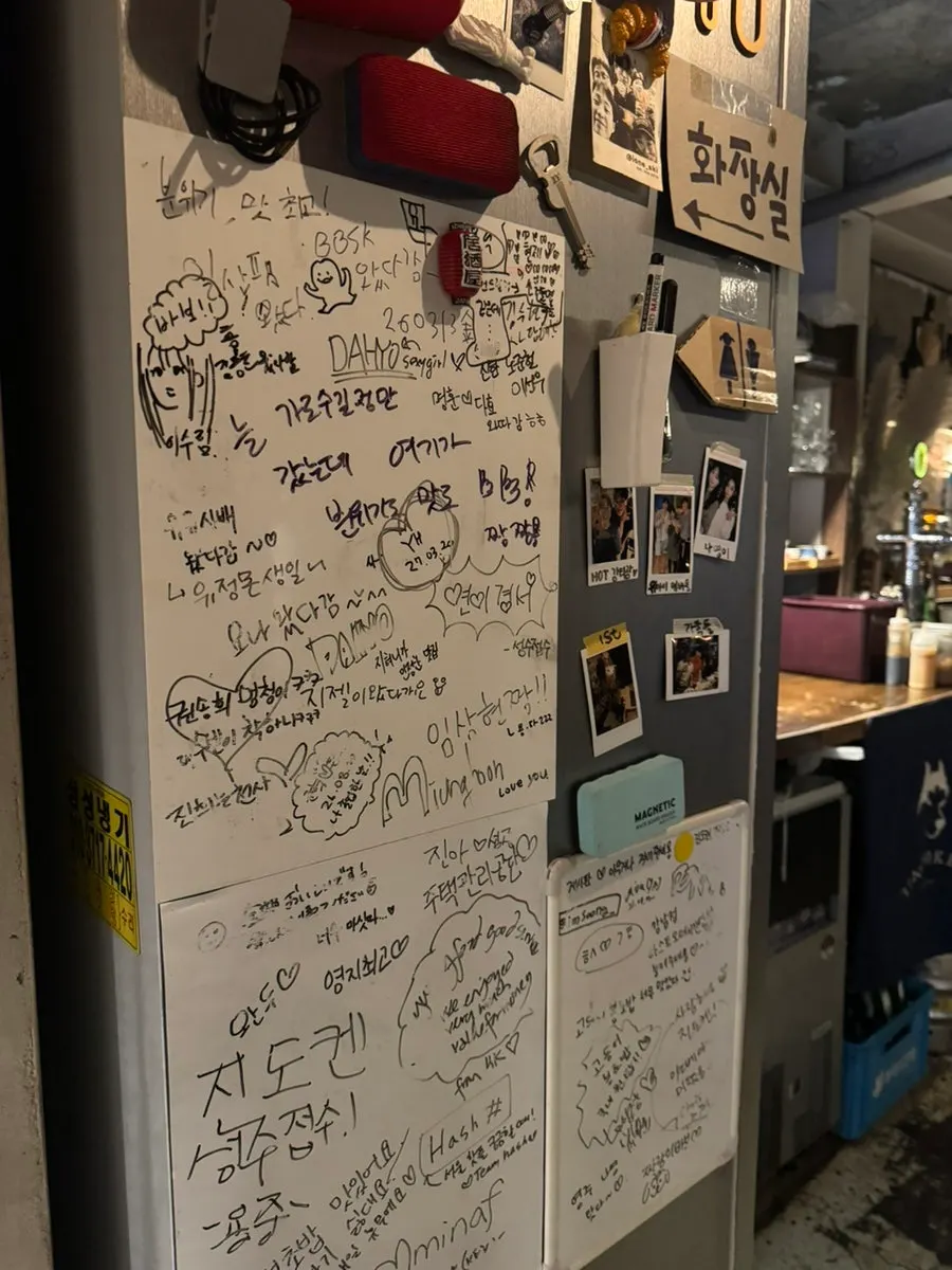 대리석 타일로 마감된 매장 화장실