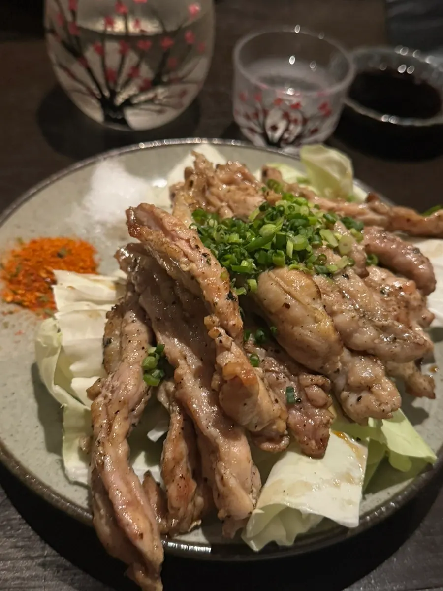 노릇하게 구워진 닭목살구이 한 접시