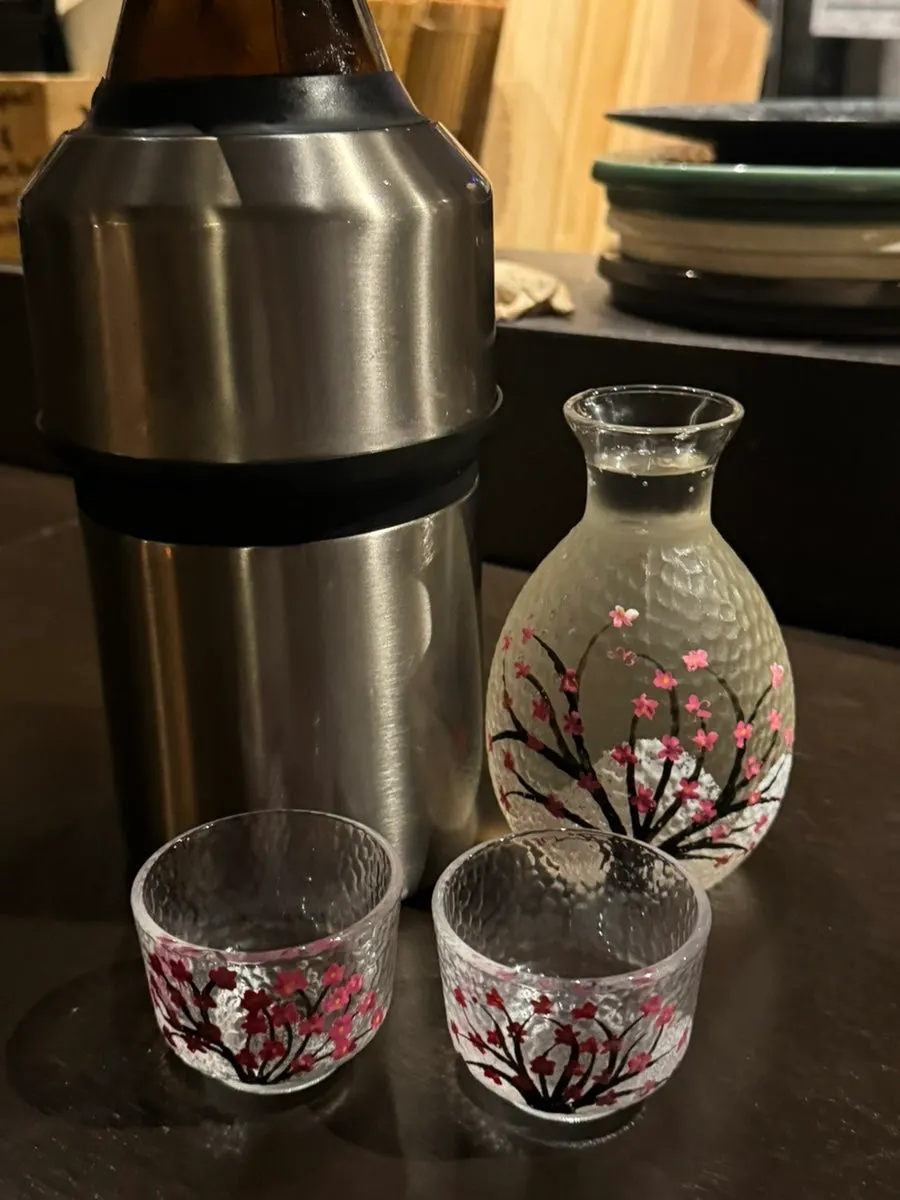 보냉통에 담겨 서빙된 사케
