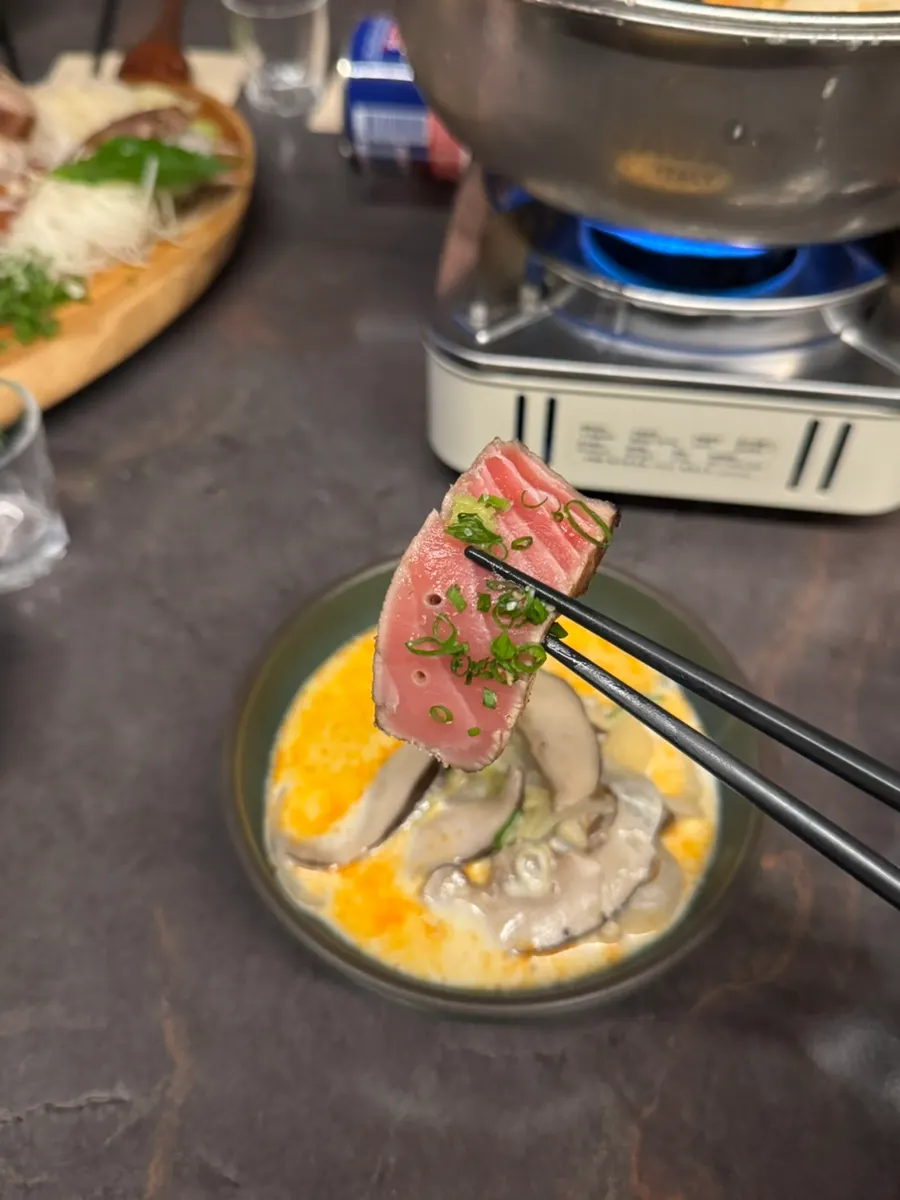 두툼하게 썬 삼치 타다끼 한 점