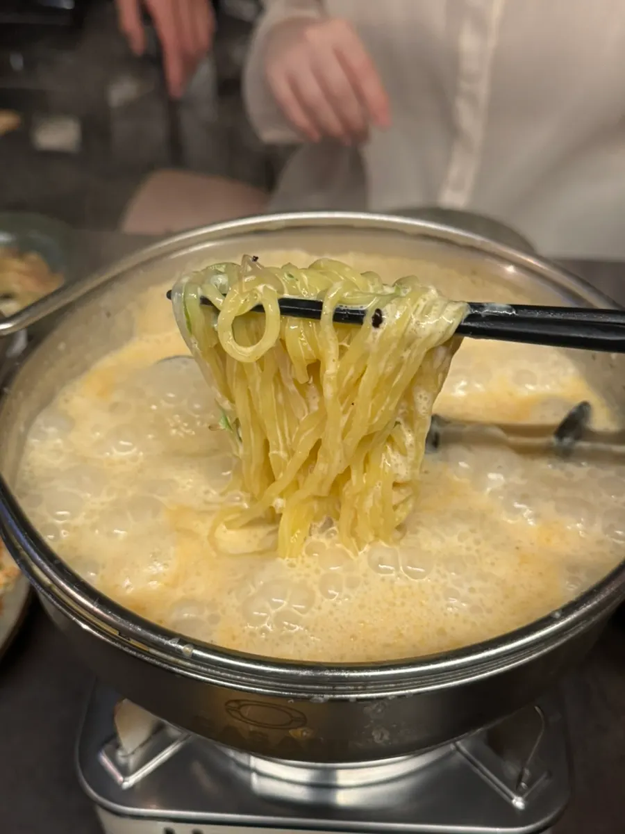 고추기름 올린 해물크림짬뽕 냄비