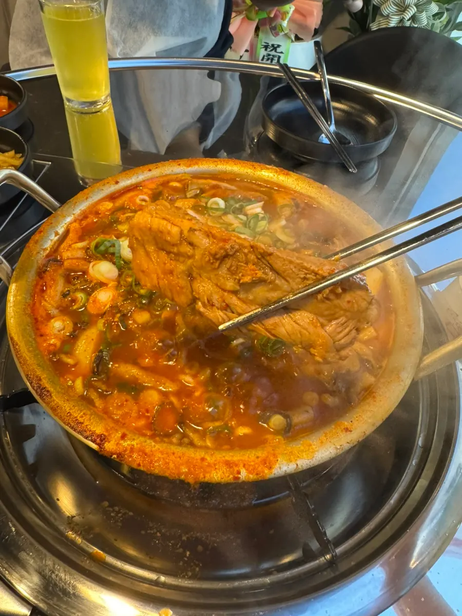 떡과 버섯이 들어간 등갈비찜 클로즈업