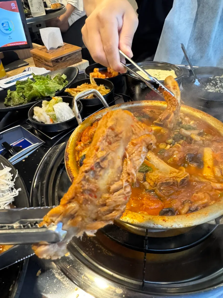 살이 붙은 등갈비 한 조각을 집어 든 모습