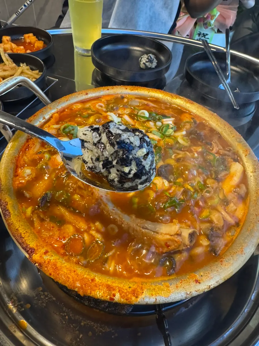 아이용으로 주문한 주먹밥과 돈까스