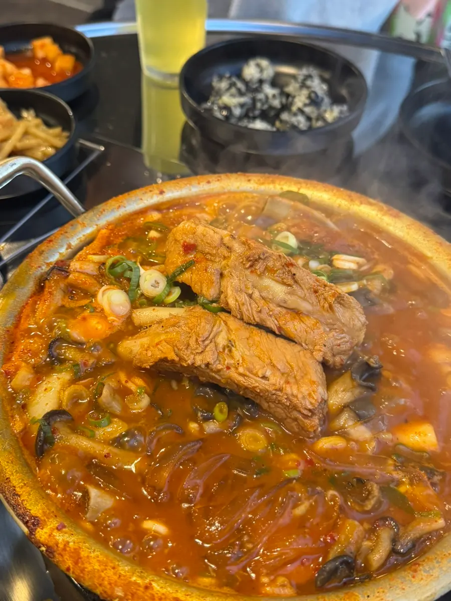 등갈비찜 양념에 볶아낸 볶음밥