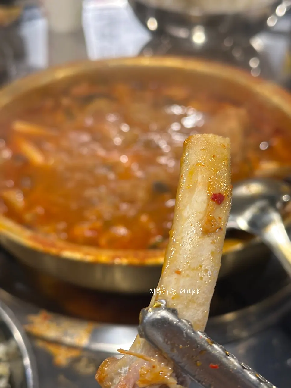 Rice cake sari bubbling inside the braised ribs pot