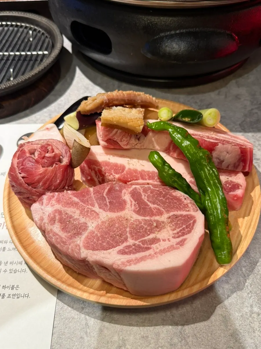 Side-dish and sauce descriptions shown on the tablet