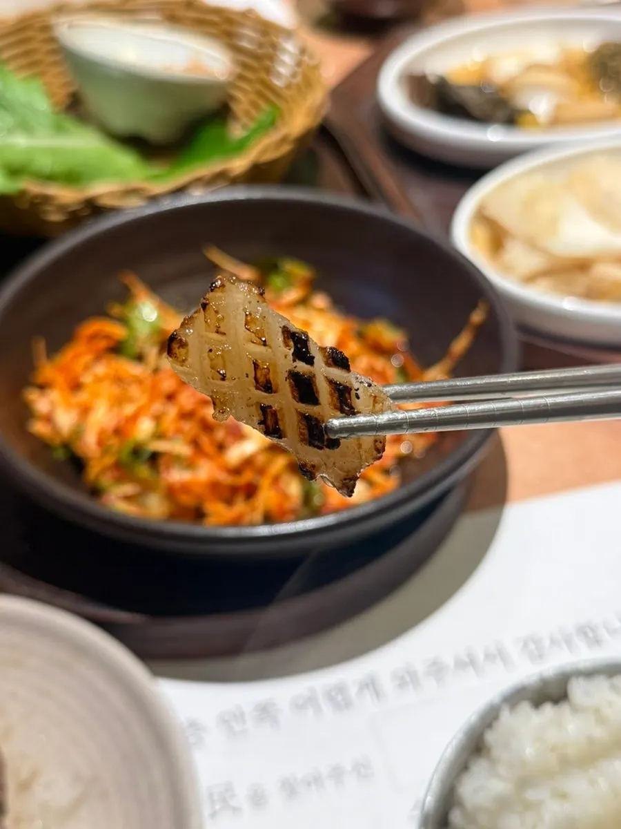 Grilled meat served on the brazier
