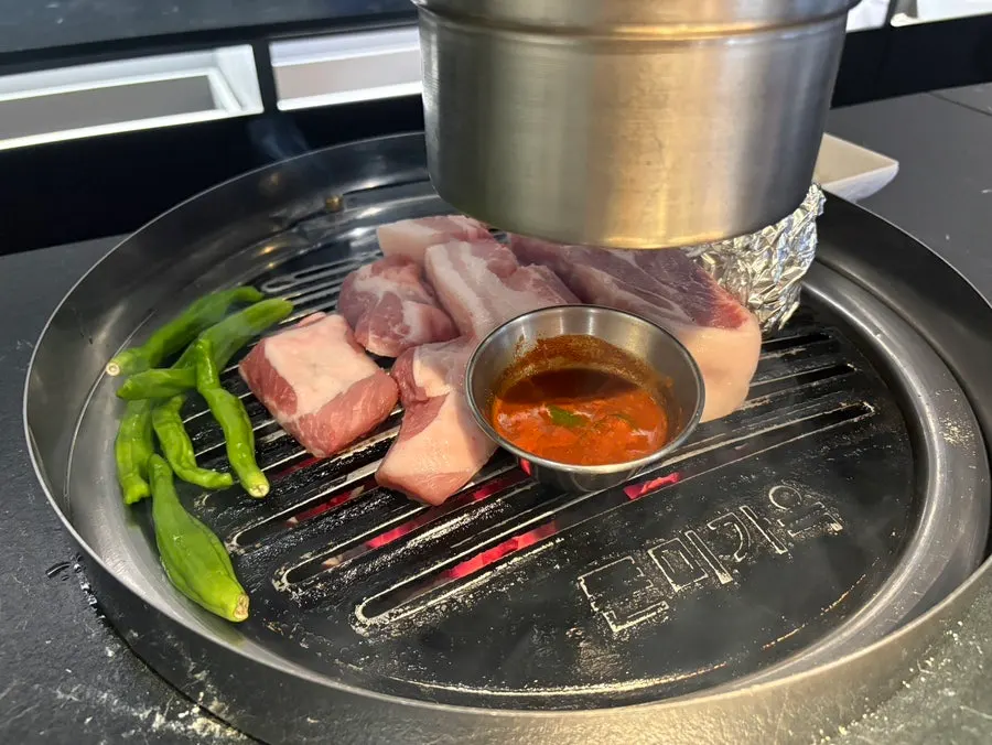 숙성 돼지고기와 채소 구성