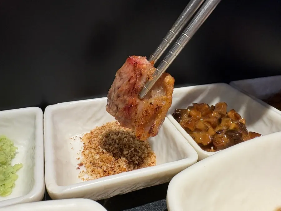소금에 찍어 먹는 꽃목살