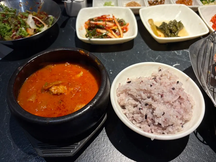 김치찌개와 흑미 공깃밥