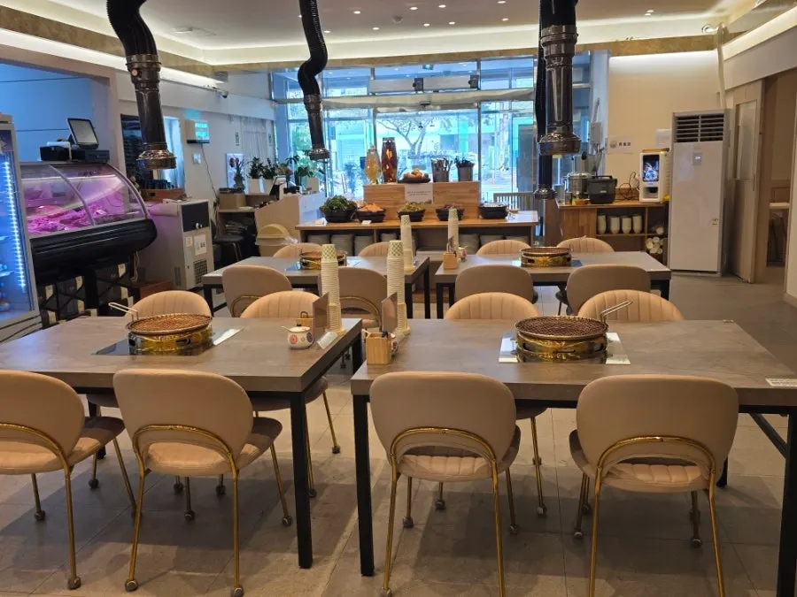 Spacious and comfortable seating inside Geum Songaji