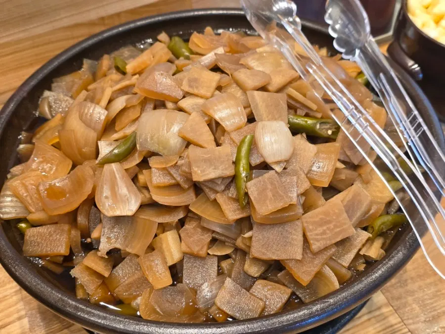 Pickles set out at Geum Songaji's self-serve corner