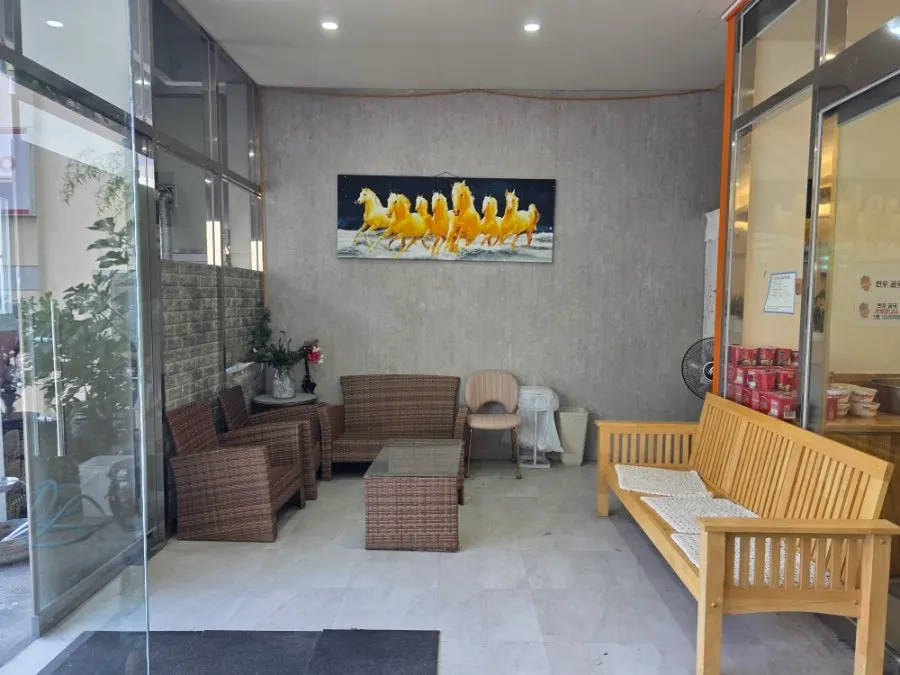 The waiting area at the entrance of Geum Songaji