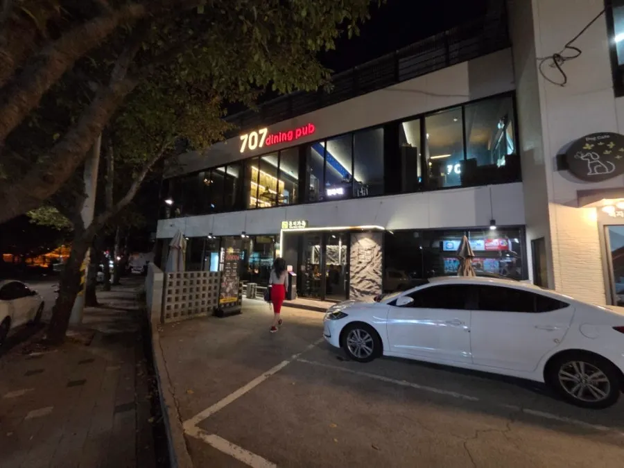 주차 공간이 있는 돈미가옥 진해본점 건물 외관