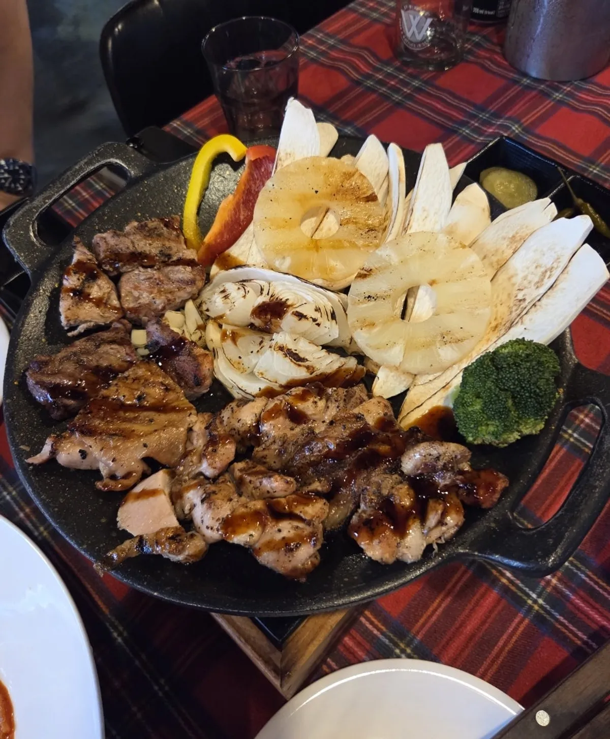 야채와 소스가 올라간 샤슬릭 스페셜 한 상
