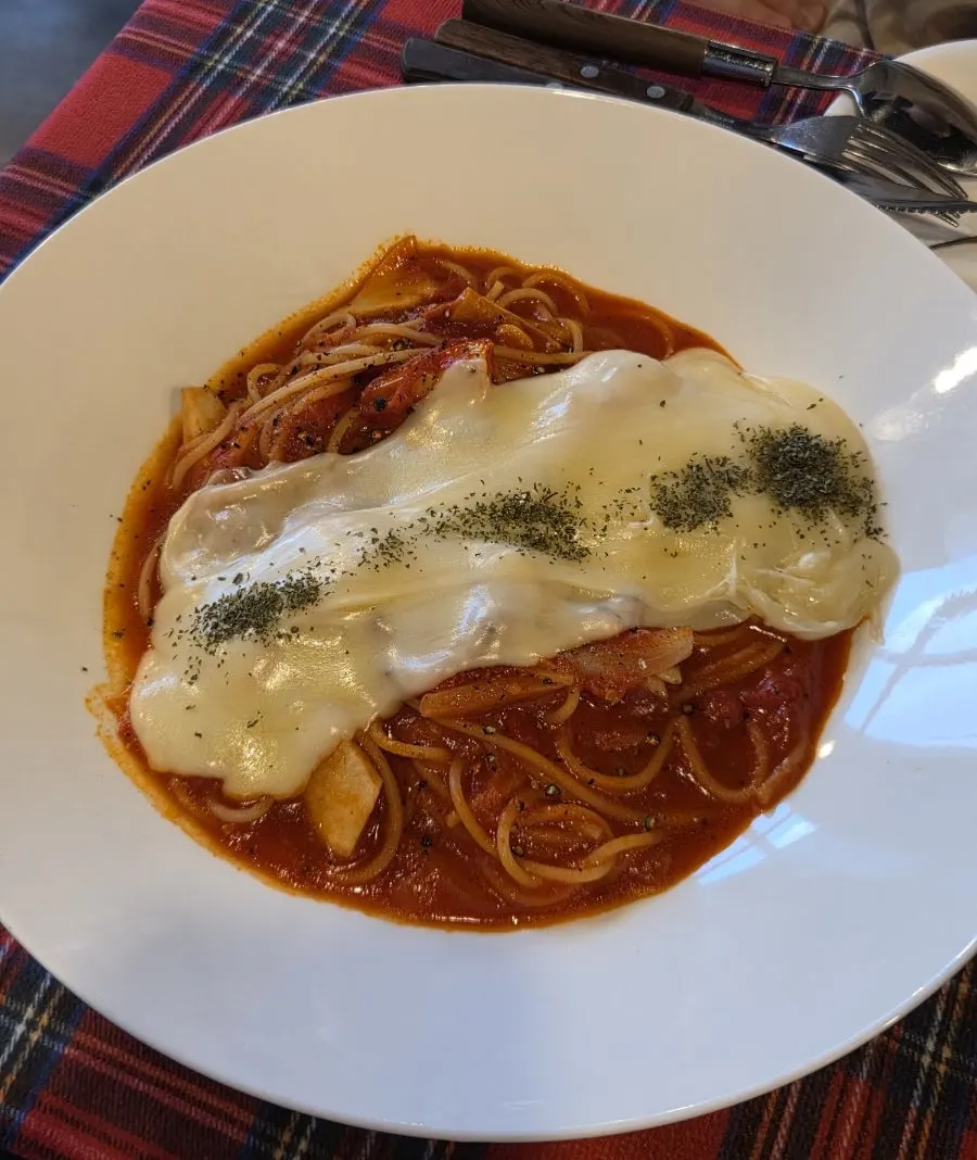 치즈가 두툼하게 덮인 토마토치즈파스타
