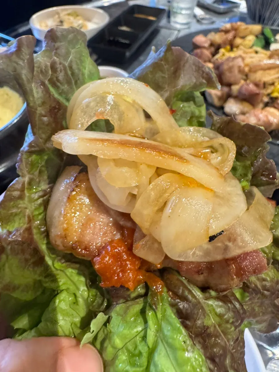 Lettuce wrap topped with grilled meat